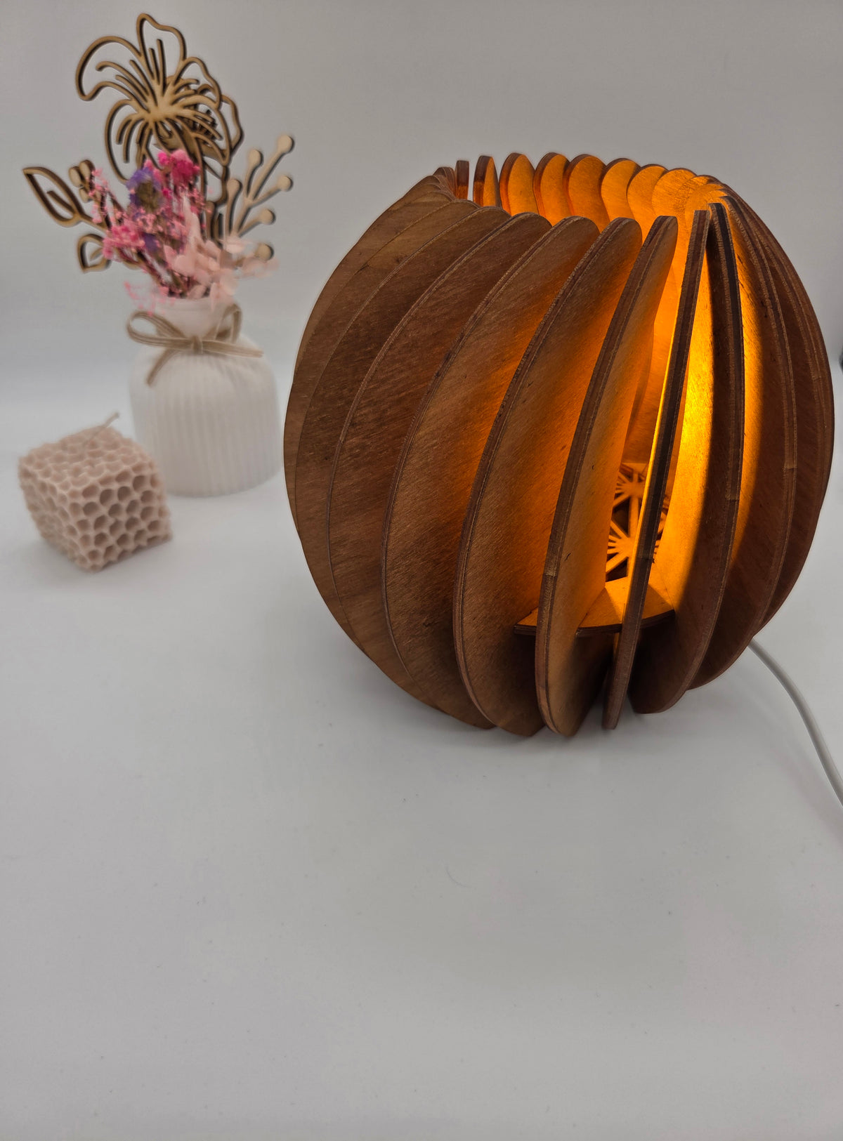 Handgefertigte runde Holz-Tischlampe 18 cm aus dunklem Holz mit warm leuchtendem Licht und Lamellendesign