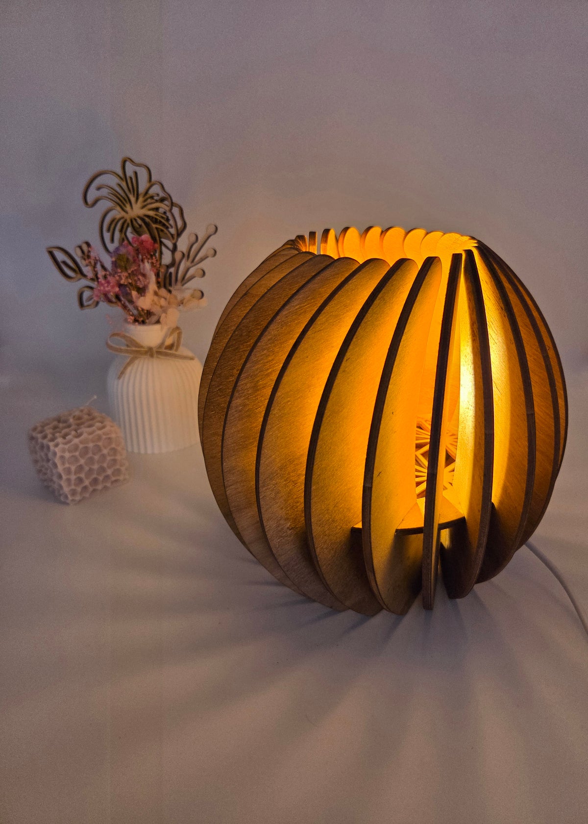 Runde Holz-Tischlampe 18 cm aus dunklem Holz mit Lamellendesign, eingeschaltet